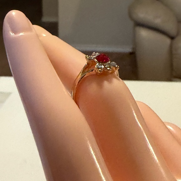 Elegant Gold and Red Crystal Ring. - Picture 3 of 6
